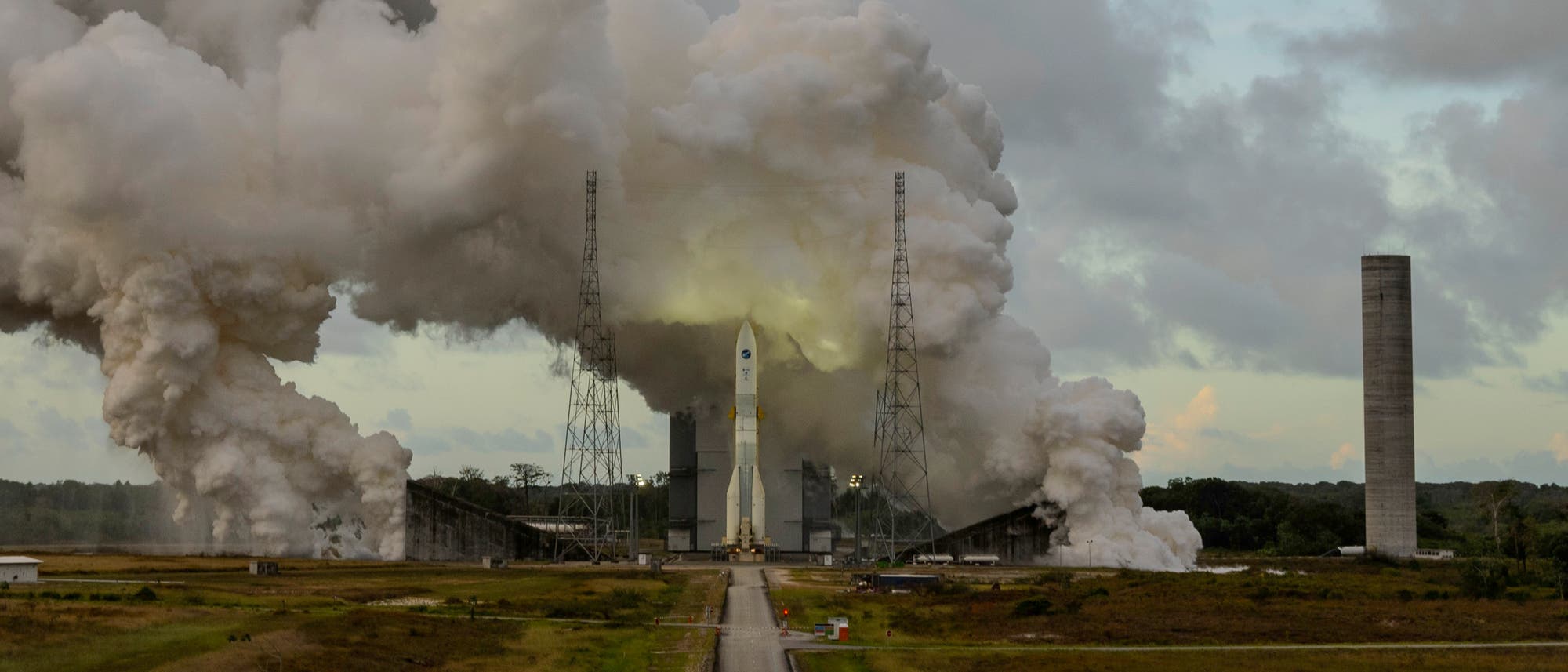 Die neue europäische Trägerrakete Ariane 6 steht auf der Startrampe