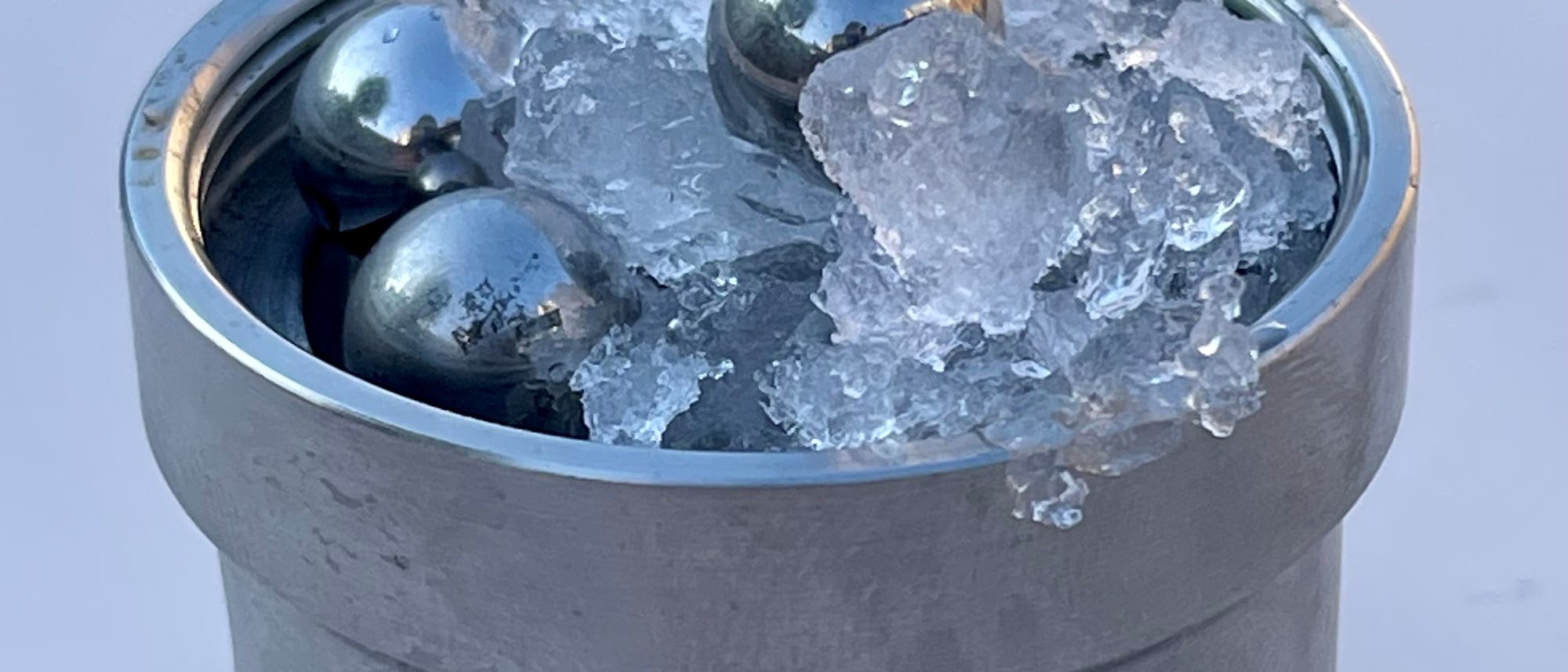 Stahlkugeln erzeugen amorphes Eis mittlerer Dichte 