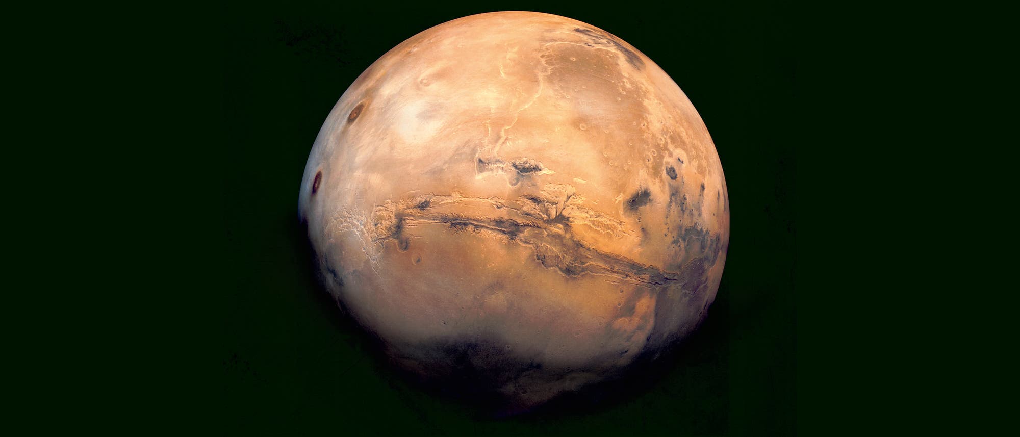 Im Zentrum dieses Mosaiks liegen die Valles Marineris – ein gigantisches Grabensystem mit einer Länge von 4000 Kilometern. Die Aufnahmen gewann der Viking Orbiter 1 in den 1970er Jahren.