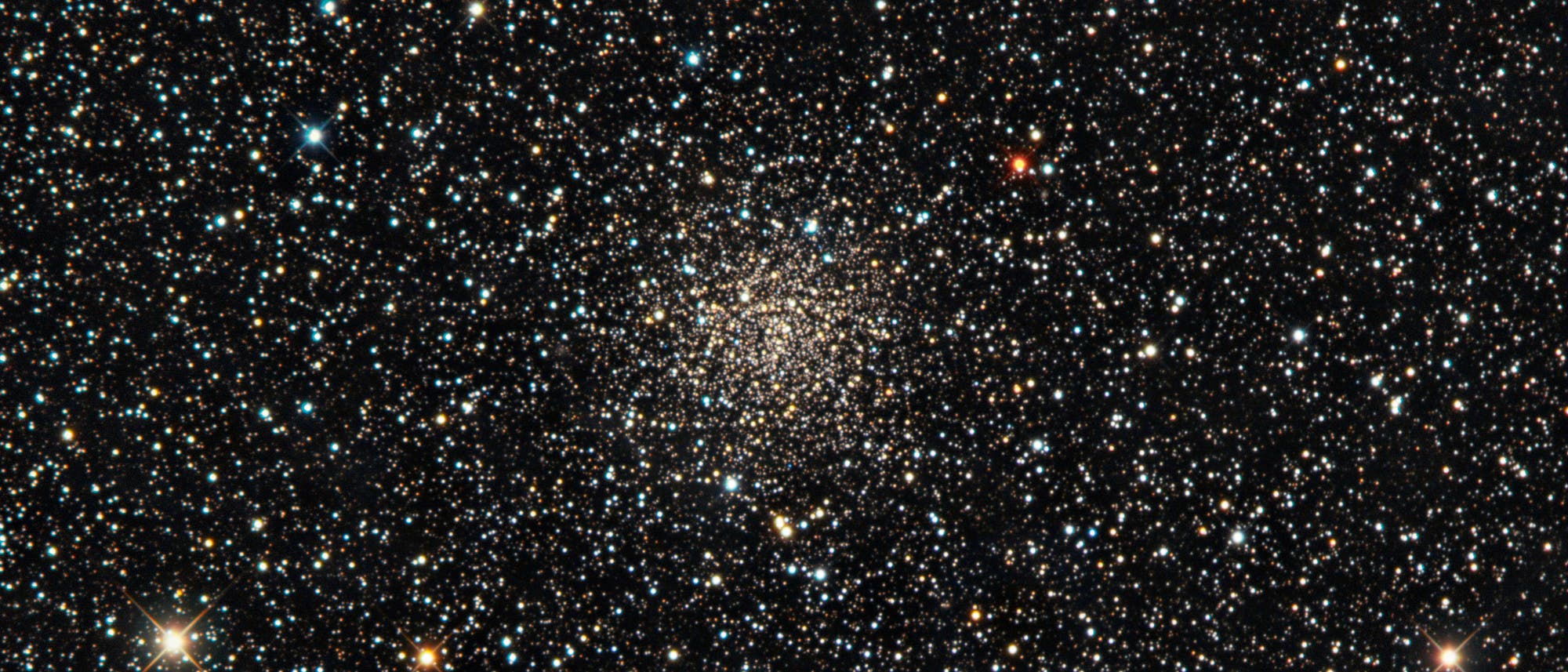 Der offene Sternhaufen NGC 6791 im Sternbild Leier enthält zahlreiche Rote Riesen.