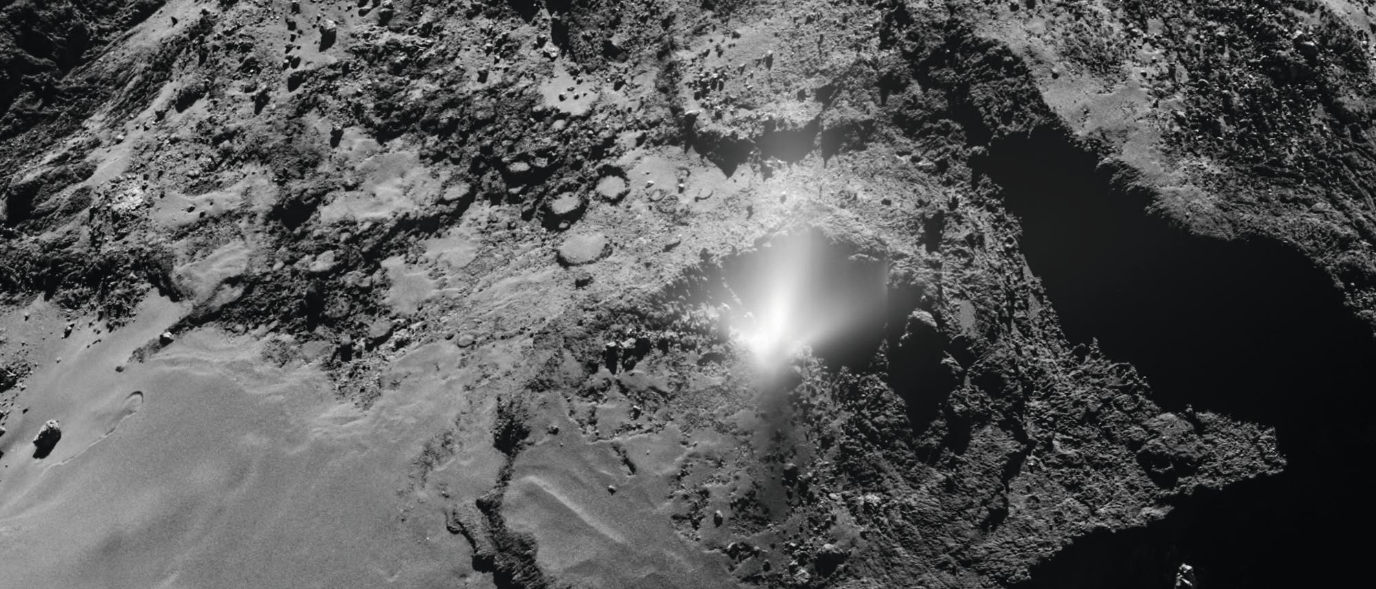 Die europäische Kometensonde Rosetta beobachtete am 3. Juli 2016 eine Staubfontäne über der Oberfläche des Kometen 67P/Tschurjumow-Gerasimenko.