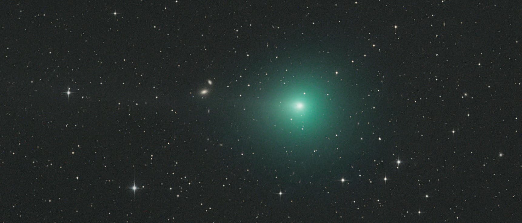 Die Kerne von Kometen stoßen bei Annäherung an die Sonne von bestimmten aktiven Zonen auf ihrer Oberfläche Gas aus.