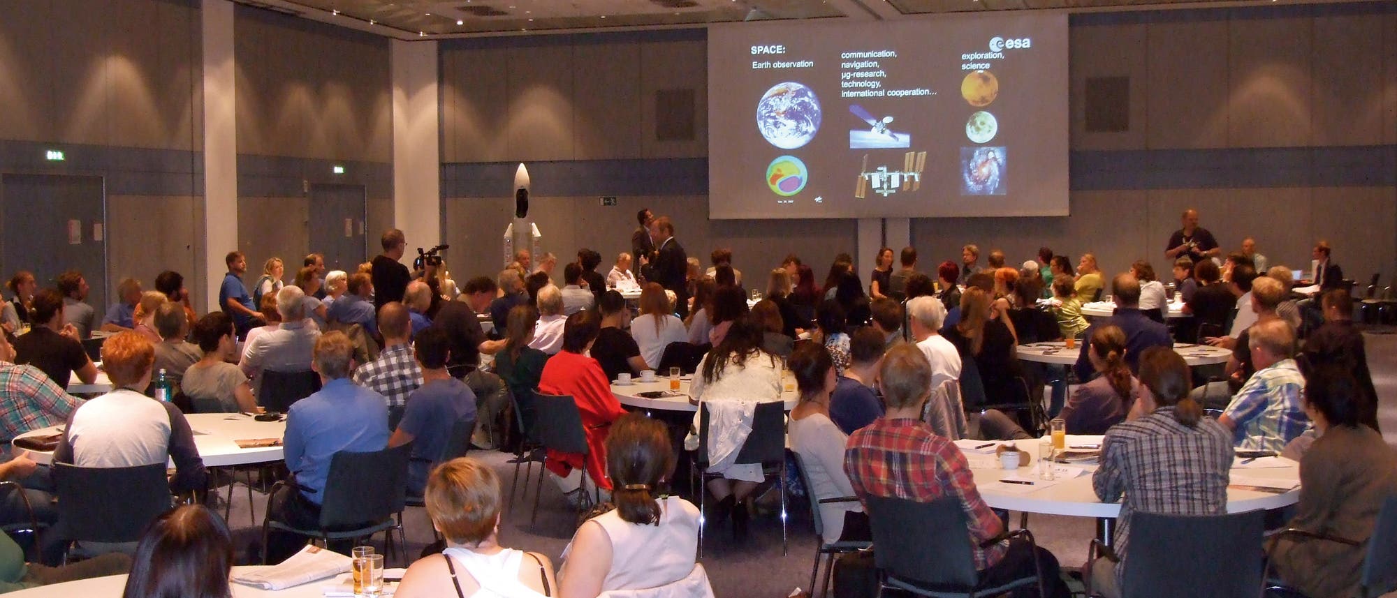 In Darmstadt debattieren hunderte Deutsche die Raumfahrt der ESA