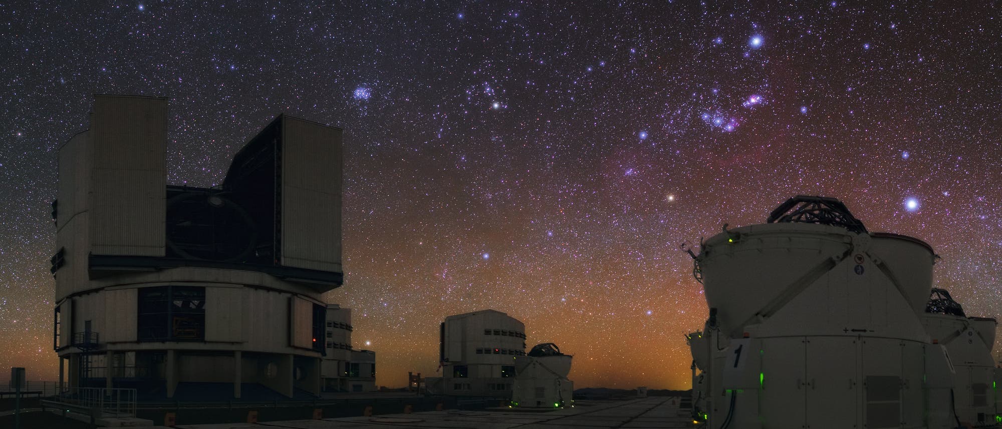 Der Nachthimmel prangt über dem ­Cerro Paranal mit den Unit-Teleskopen und den Auxiliary-Teleskopen des Very Large Telescope Interferometer. 