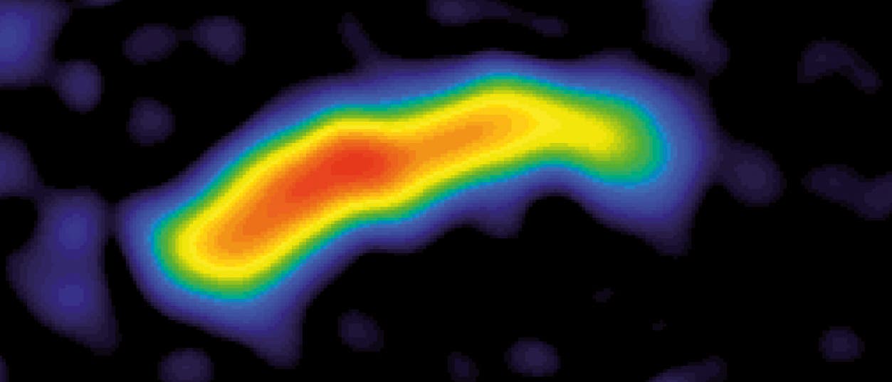 Am Rand von Galaxienhaufen finden sich so genannte Relikte – gigantische bogenförmige Strukturen aus leuch­ten­dem Gas. 