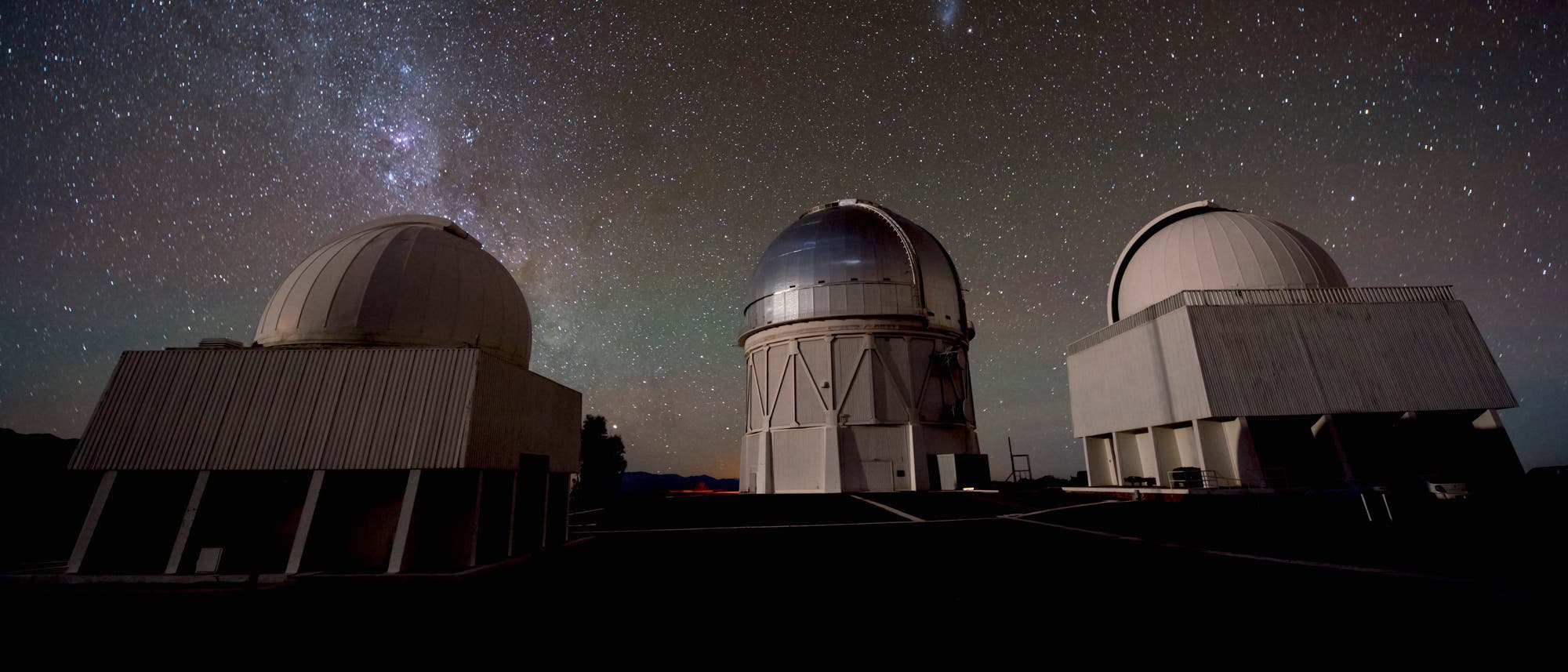 Das Vier-Meter-Blanco-Teleskop auf dem Cerro Tololo in Chile (Mitte).
