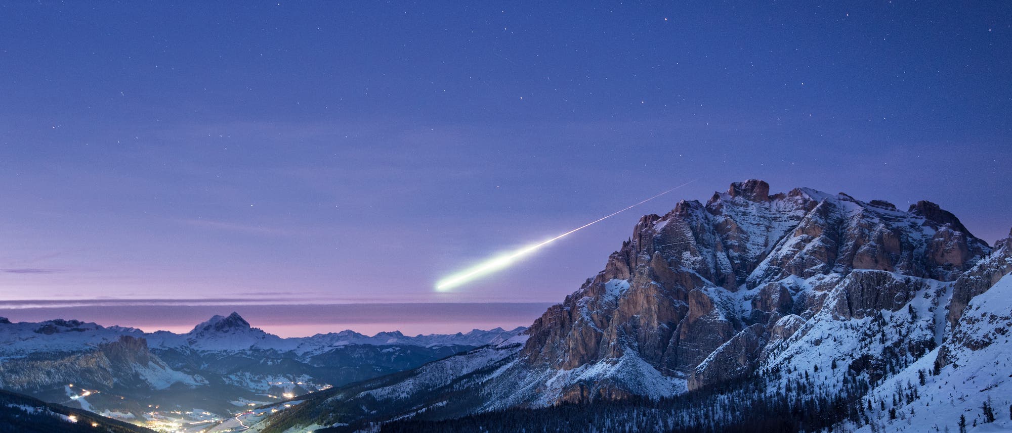 Eigentlich wollte der engli­sche Fotograf Ollie Taylor am 14. November 2017 die Abendstimmung über den Dolomiten nahe dem italienischen Ort Alta Badia im Bild festhalten. Plötzlich leuchtete eine Feuerkugel über dem nördlichen Horizont auf. Dieses Phänomen erregte euro­paweit Aufsehen und stellte Laien wie Fachleute zunächst vor Rätsel.