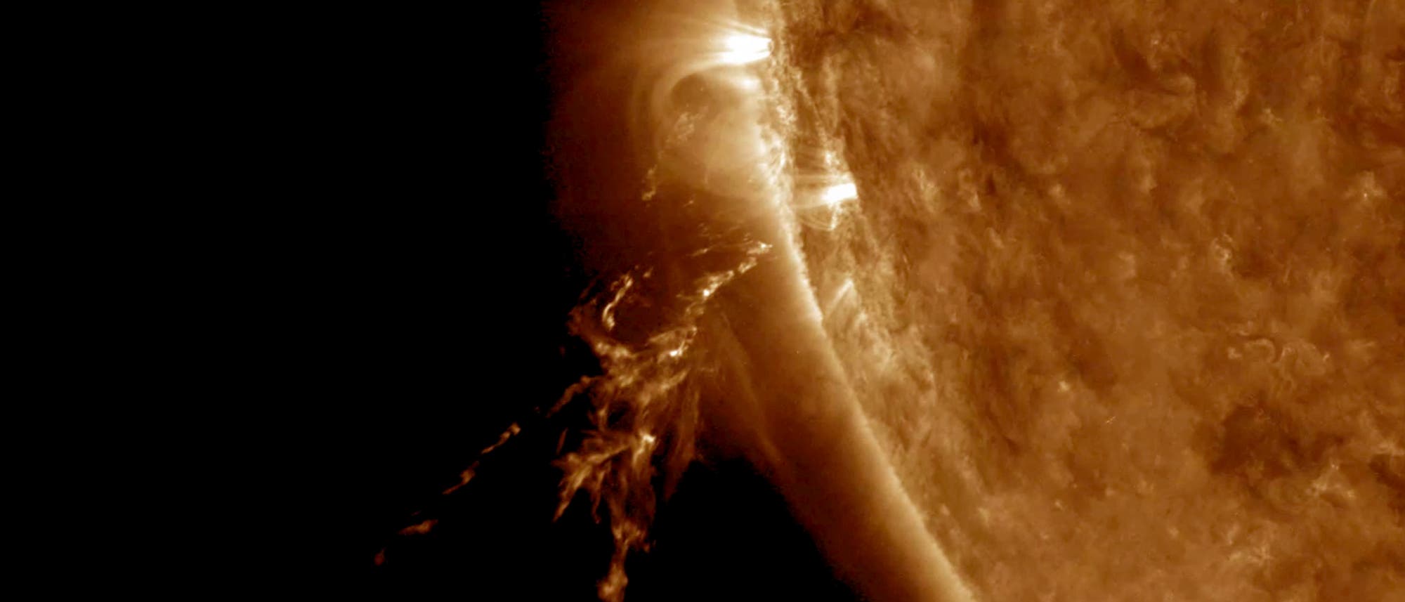 Am 18. Oktober 2017 wurde dieser Ausbruch auf der Sonnenoberfläche ­beobachtet, bei dem Sonnenplasma ins All geschleudert wurde. Die Energiequelle der Sonne ist die Verschmelzung von Atom­kernen in ihrem heißen Inneren.