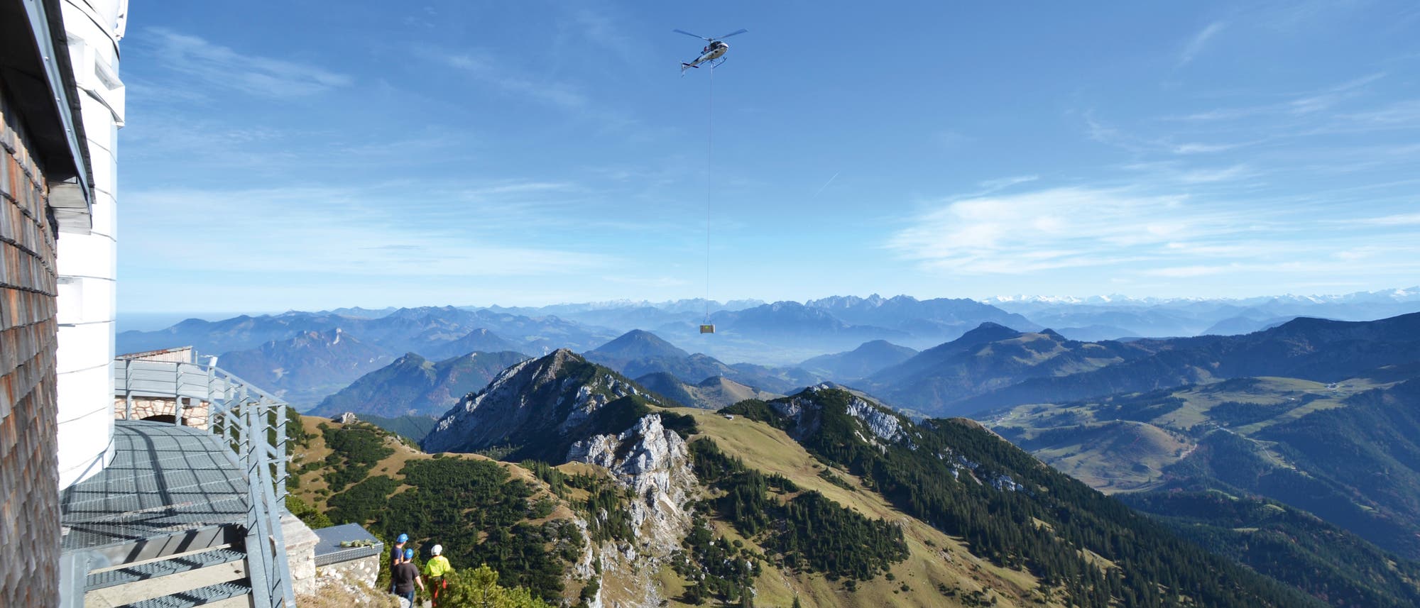 Ein Hubschrauber brachte im Oktober 2016 neue optische Instrumente auf das Wendelstein-Observatorium  in 1838 Meter Höhe. 