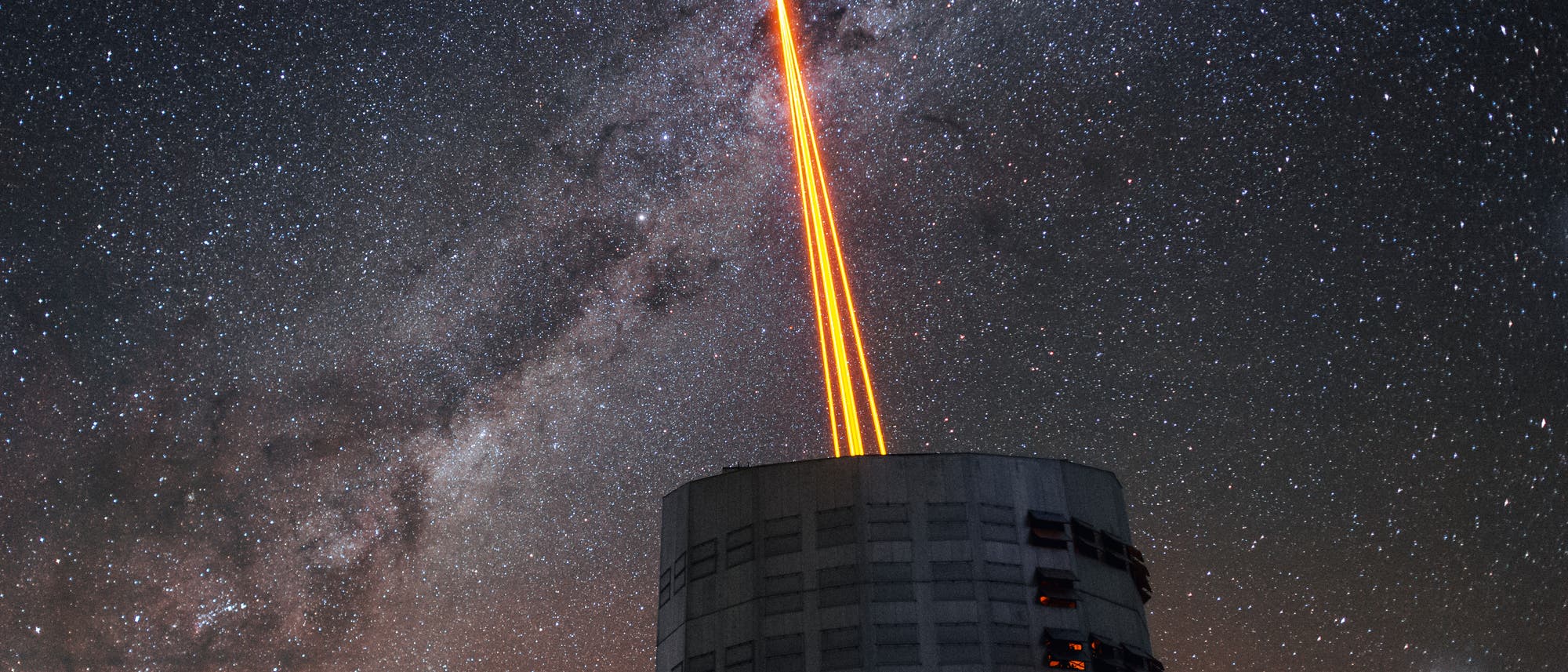 Leistungsstarke Laser erzeugen künstliche Sterne, die bei einer besseren Bildgebung helfen.