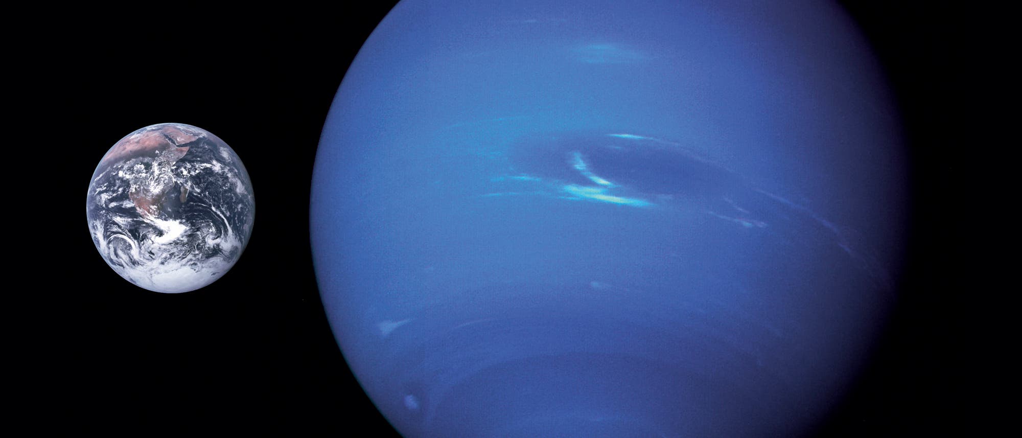 Zwei blaue Planeten im Vergleich: Neptuns Durchmesser ist rund viermal so groß wie derjenige der Erde.