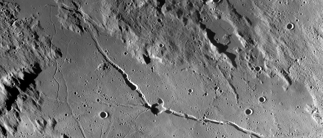 Die hochauflösende Aufnahme des Lunar Reconaissance Orbiter der NASA belegt, dass sich in der Hyginus-Rille an mehreren Stellen kleine Krater durch fließende Lava gebildet haben.