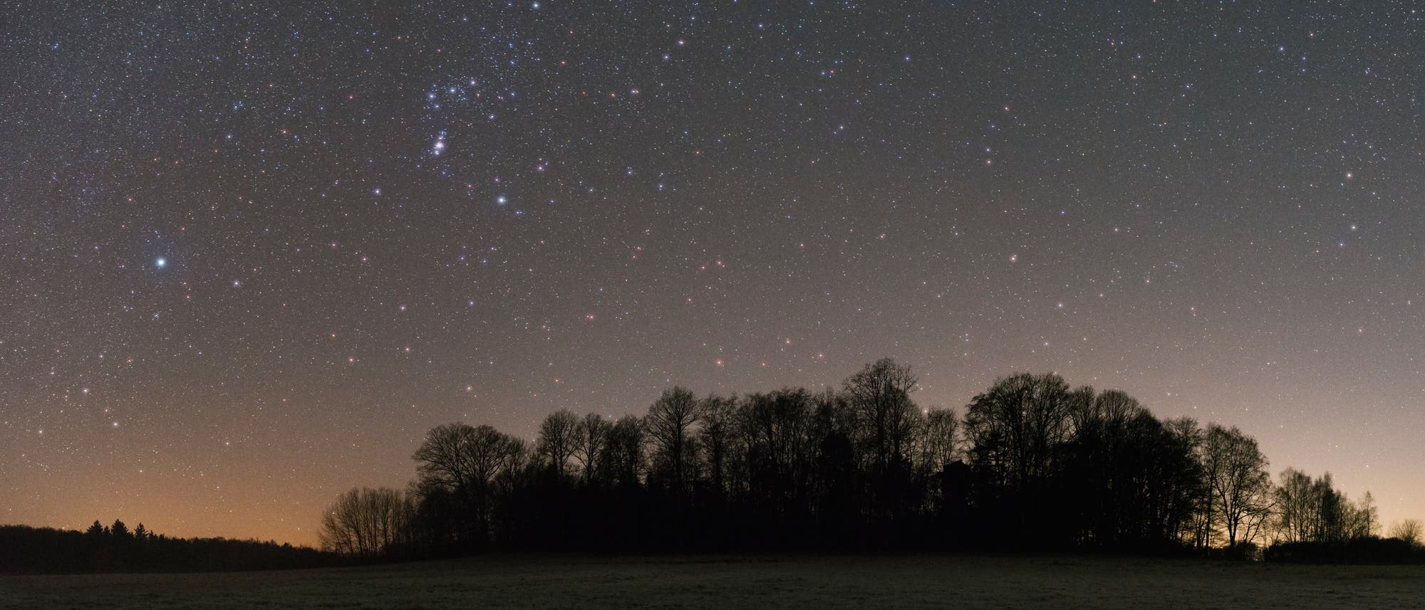 Das Sternbild Orionflankiert durch den hellen Sirius sowie die Sternhaufen der Plejaden und Hyaden.