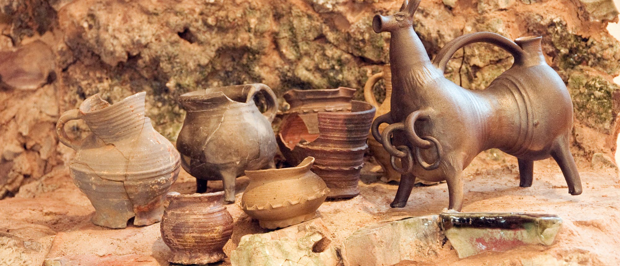 Keramiken im Ausstellungshaus zur Ton- und Töpfereigeschichte