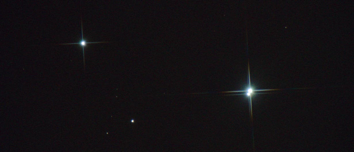Im Großen Wagen leuchtet der Doppelstern Mizar. Seine Komponenten Mizar A und B lassen sich in einem kleinen Teleskop leicht getrennt erkennen.