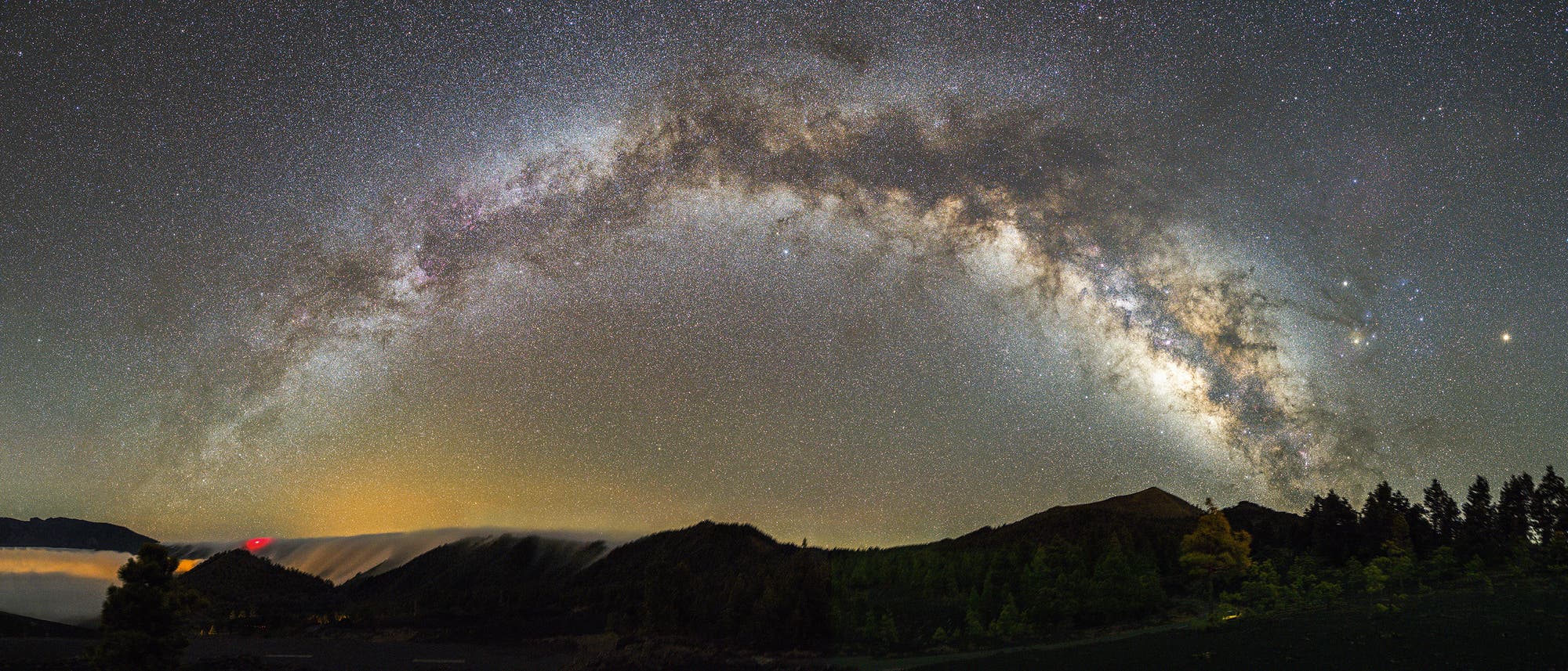 Panoramabild der Milchstraße über La Palma.