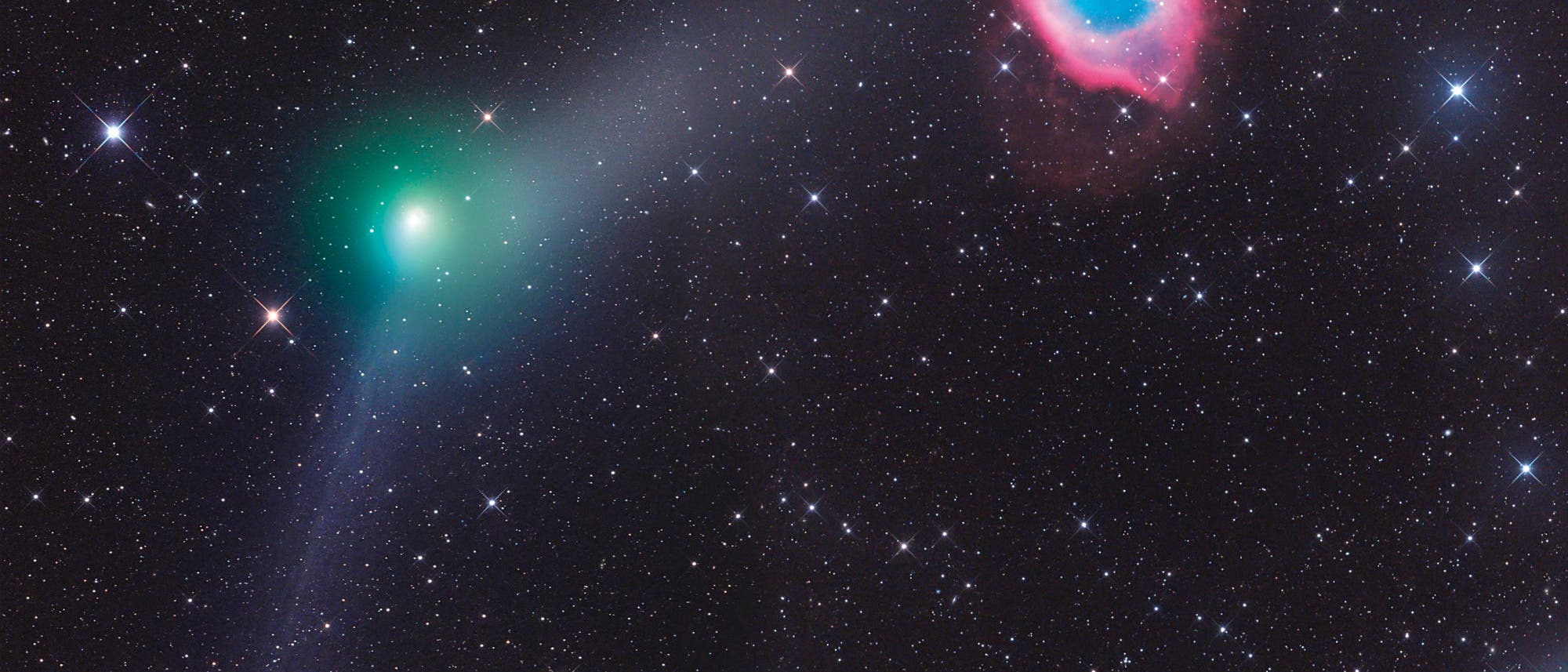 Der Komet C/2013 X1 (PANSTARRS) begeg­nete am 5. Juni 2016 dem farbenprächtigen Helix­nebel NGC 7293. Das von Gerald  Rhemann in Namibia aufgenommene Bild zeigt sowohl den Gas- als auch den Staubschweif des Kometen. Zum Einsatz kamen ein 12-Zoll-Teleskop von ASA ( f/3,6) und eine CCD-Kamera FLI ML 16200. 
