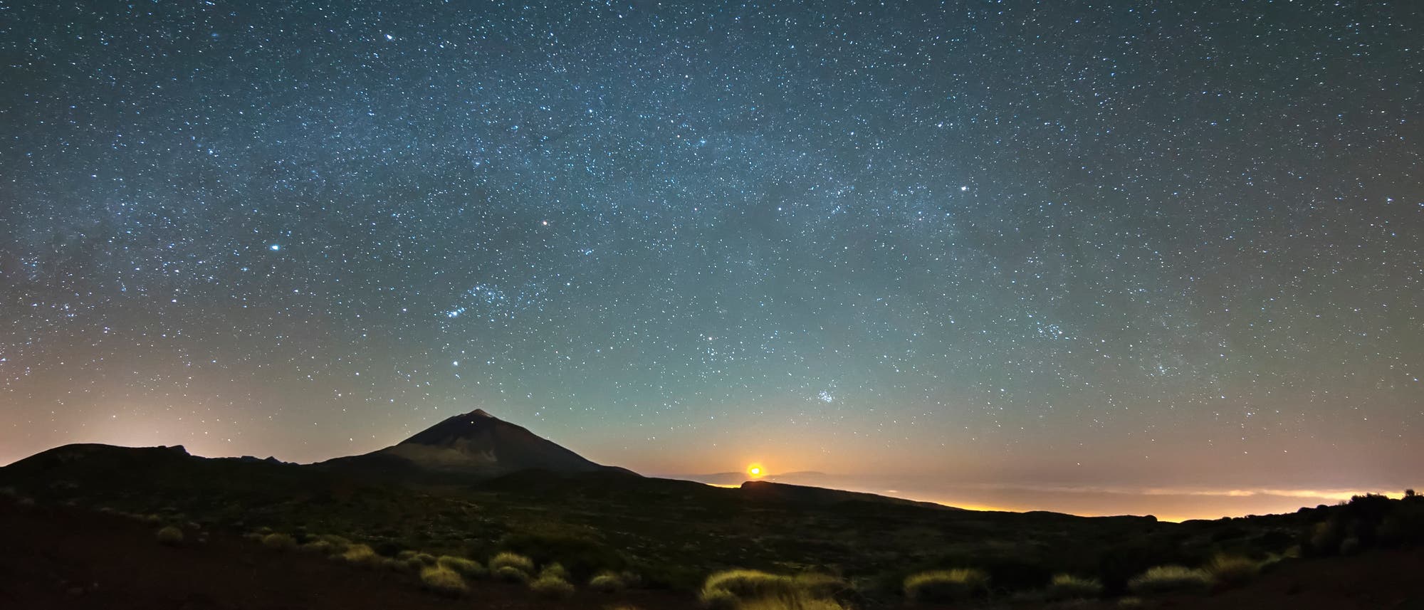 Die Sony A7s ist eine Vollformatkamera mit zwölf Megapixeln. Dank des hohen Dynamikumfangs ihres Sensors kann sie auch unter schwierigen  Verhältnissen punkten: Trotz des dunklen Lavabodens um den Vulkan Pico del Teide lassen sich noch Details in der Landschaft Teneriffas erkennen.