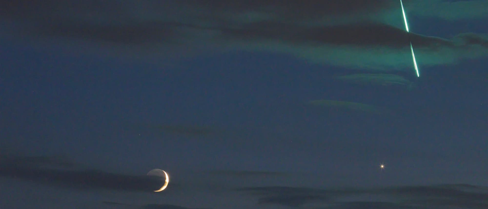 Uwe Reichert fotografierte die Konjunktion von Mond und Venus am Abend des 16. Juni 2018, als um 23:11 Uhr MESZ eine Feuerkugel durch das Sichtfeld der Kamera zog.