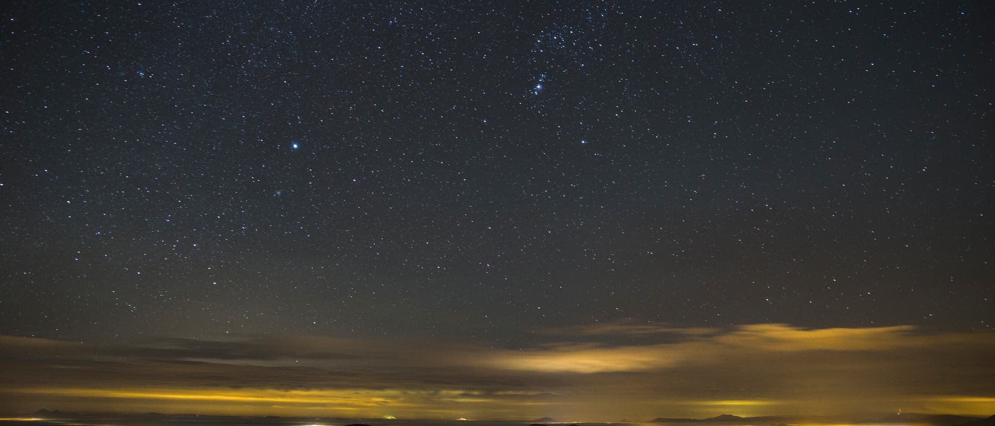 Ronny Rohloff notiert: "Das Bild entstand am 18. November 2017 in den frühen Morgenstunden während einer Übernachtung auf der Hochwaldbaude im Zittauer Gebirge im äußersten Südosten Sachsens. Es zeigt das Sternbild Orion über Tschechien. Schön zu sehen ist auch, wie sich in den Tälern langsam der Morgennebel bildet."