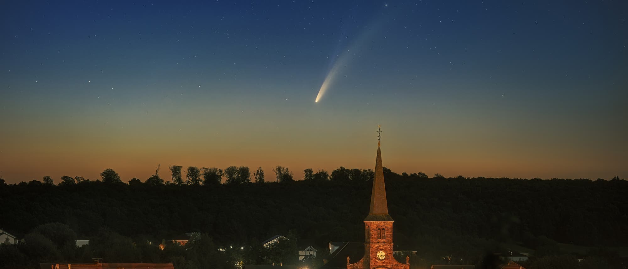 7. Juli 2020: Komet C/2020 F3 (NEOWISE) über Spicheren in Frankreich