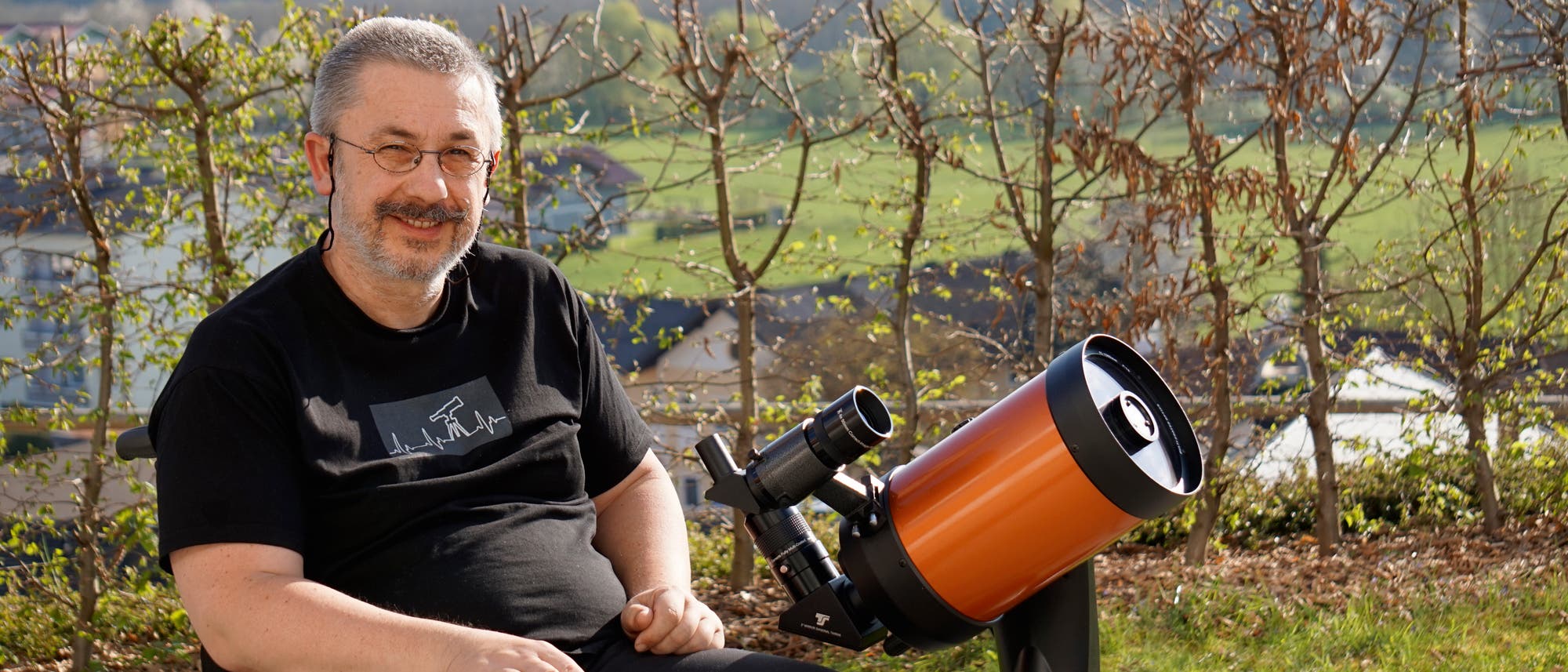 Manfred Fischer ist stolzer Besitzer und Nutzer des Teleskops Nexstar 6SE von Celestron, das er vom Rollstuhl aus selbstständig aufbauen und bedienen kann.