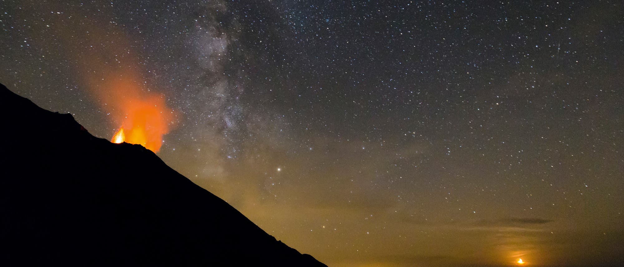 "Eigentlich besuchten wir die Insel wegen des Vulkans", berichtet Felix Nendzig. "Erst vor Ort merkte ich, wie dunkel es nachts auf Stromboli ist. So hatten wir die einzigartige Möglichkeit, Lavafontänen und einen fantastischen Sternenhimmel gleichzeitig zu genießen." Die Aufnahme gelang am 23. September 2017 um 20:42 Uhr MESZ.