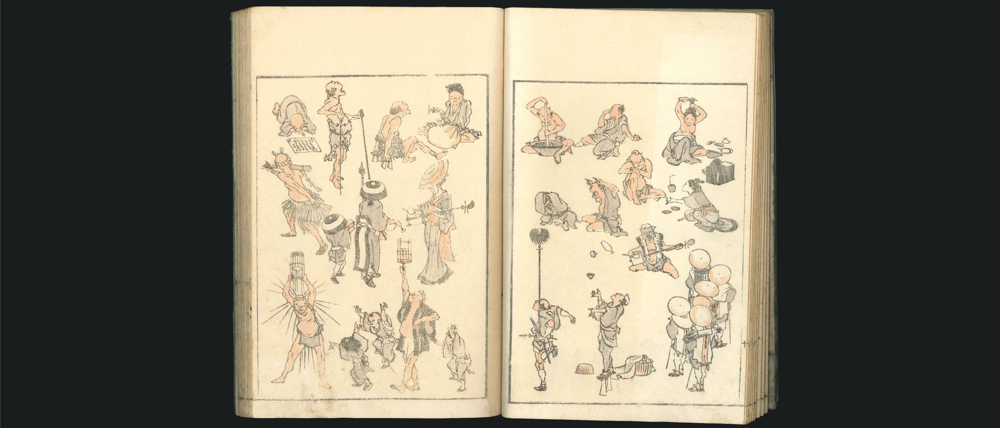 Eine ge&ouml;ffnete Buchseite mit traditionellen japanischen Illustrationen. Die linke Seite zeigt mehrere Figuren in verschiedenen Posen und Aktivit&auml;ten, darunter das Tragen von Gegenst&auml;nden und das Spielen von Instrumenten. Auf der rechten Seite sind weitere Figuren in unterschiedlichen Szenen dargestellt, einige sitzen oder interagieren miteinander. Die Illustrationen sind in einem minimalistischen Stil gehalten, mit feinen Linien und dezenten Farben.