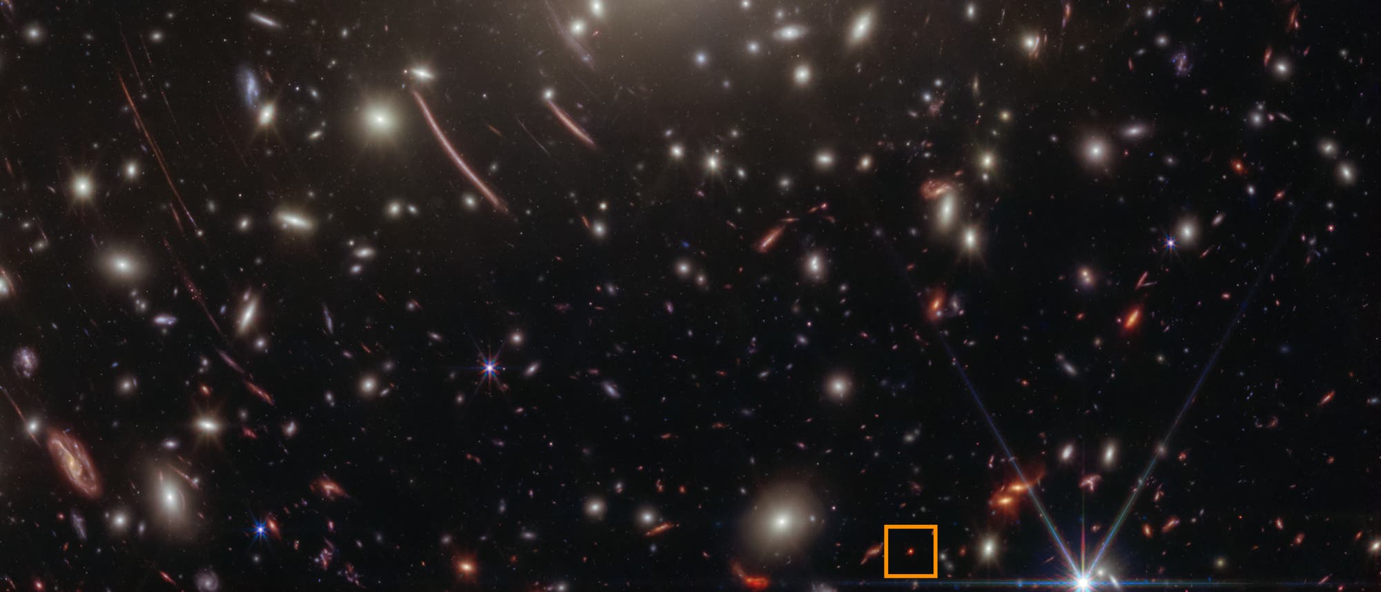 Eine Aufnahme des Weltraumteleskops zeigt ein dichtes Feld von Galaxien in verschiedenen Formen und Farben, die über das Bild verteilt sind. Einige Galaxien erscheinen als helle, spiralförmige Strukturen, während andere als verschwommene Lichtpunkte sichtbar sind. Im unteren rechten Bereich ist ein kleiner, orangefarbener Kasten zu sehen, der ein bestimmtes Objekt hervorhebt. Die Aufnahme illustriert die Vielfalt und Weite des Universums und dient der Erforschung kosmischer Strukturen. Eine Aufnahme des Weltraumteleskops zeigt ein dichtes Feld von Galaxien in verschiedenen Formen und Farben, die über das Bild verteilt sind. Einige Galaxien erscheinen als helle, spiralförmige Strukturen, während andere als verschwommene Lichtpunkte sichtbar sind. Im unteren rechten Bereich ist ein kleiner, orangefarbener Kasten zu sehen, der ein bestimmtes Objekt hervorhebt. Die Aufnahme illustriert die Vielfalt und Weite des Universums und dient der Erforschung kosmischer Strukturen.