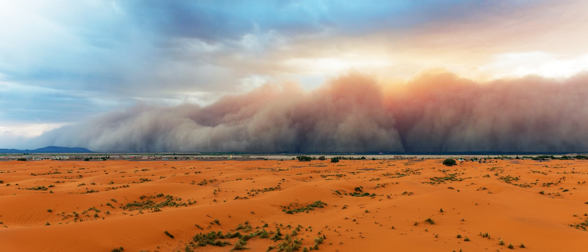 Sandsturm über der Wüste