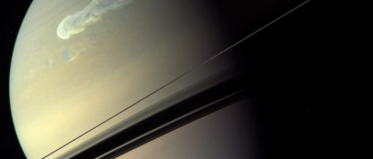 In Saturns Atmosphäre ist ein heller ausgedehnter Sturm sichtbar