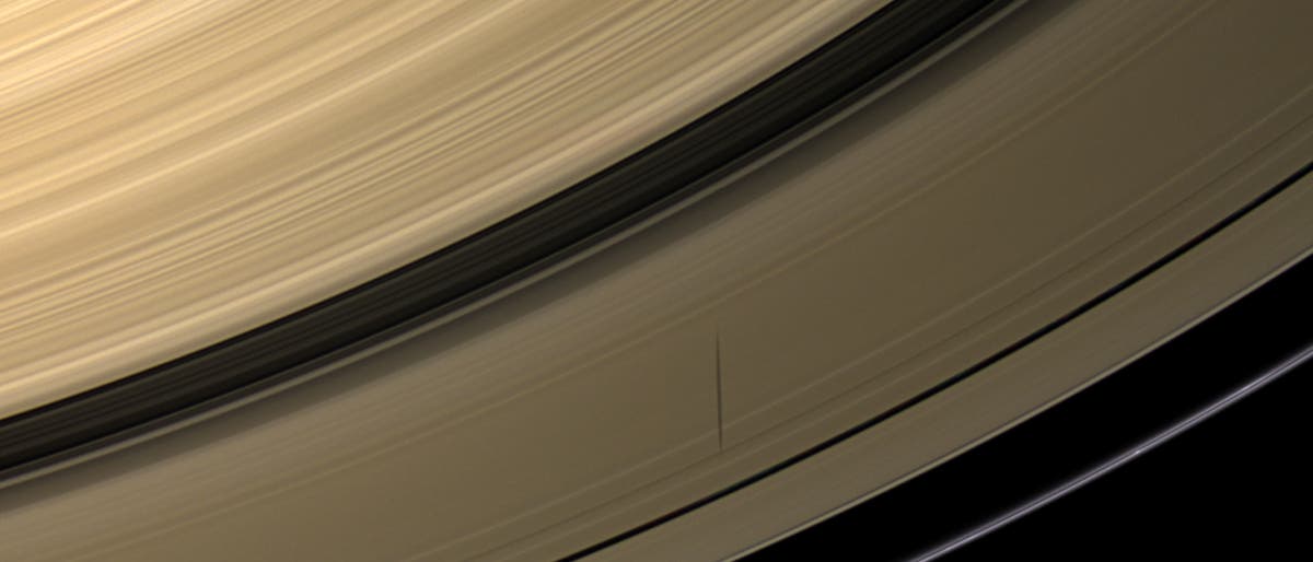 Epimetheus wirft seinen Schatten auf die Saturnringe