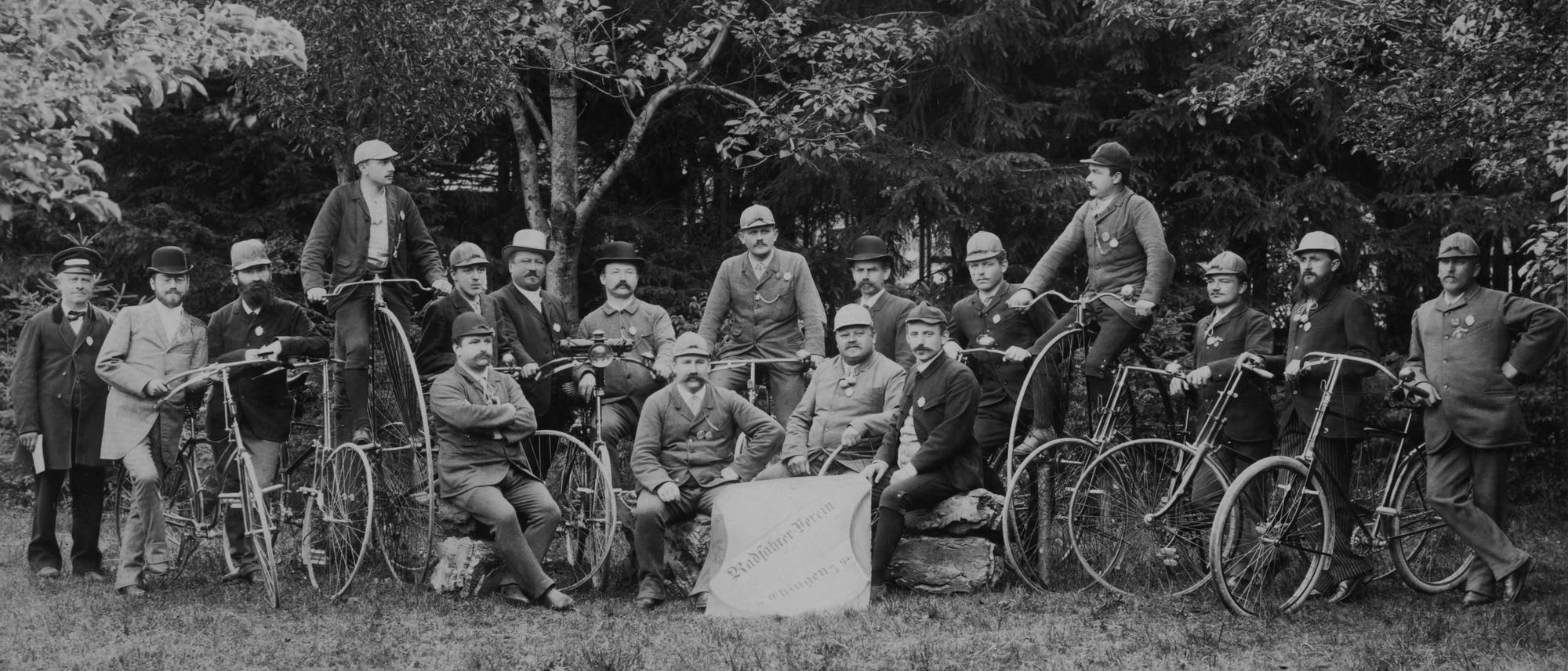 Von den Mitgliedern des "Radfahrer-Vereins Ehingen", die 1893 stolz für den Fotografen posieren, halten noch zwei dem Hochrad die Treue.
