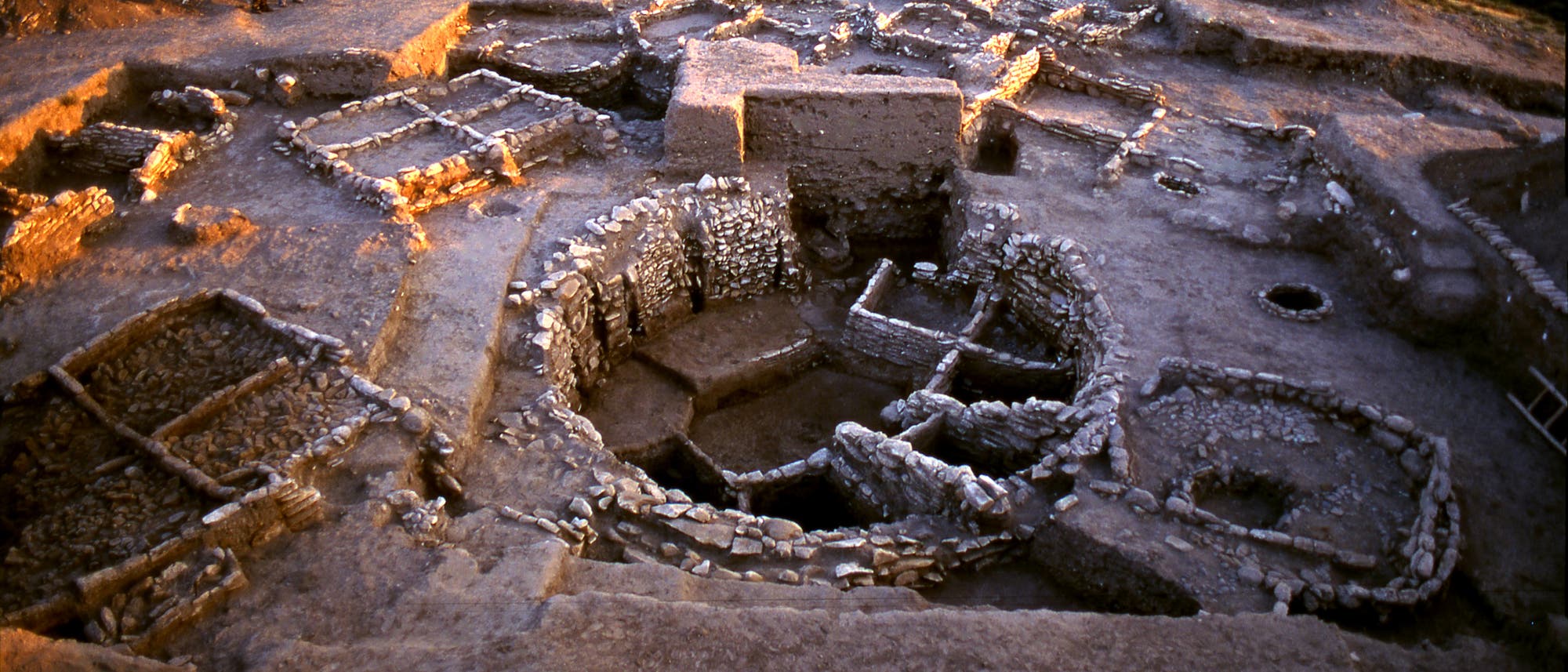 In diesem Sondergebäude von Jerf el Ahmar entdeckten die Ausgräber Schädel und ein Frauenskelett.