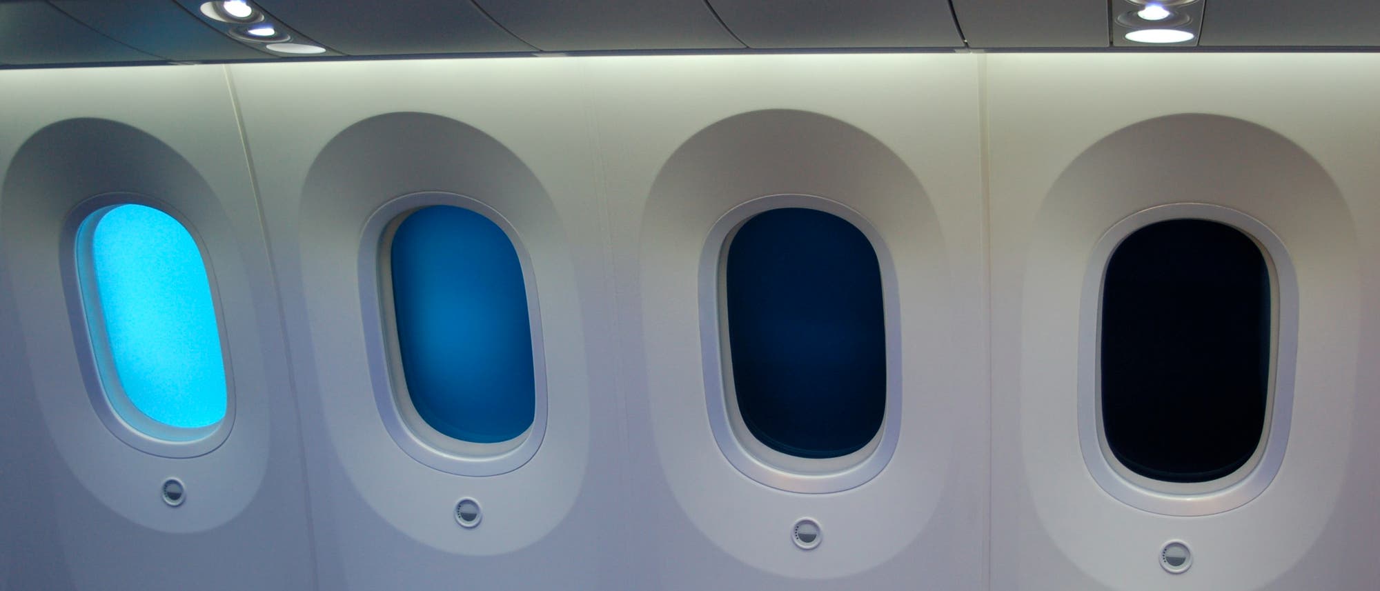 Elektrochrome Gläser, die sich stufenlos elektrisch abdunkeln oder aufhellen lassen, finden etwa bei Flugzeugfenstern ­kommerzielle Verwendung. Andere Einsatzgebiete sind Gebäudeverglasungen und selbstabblendende Autorückspiegel.