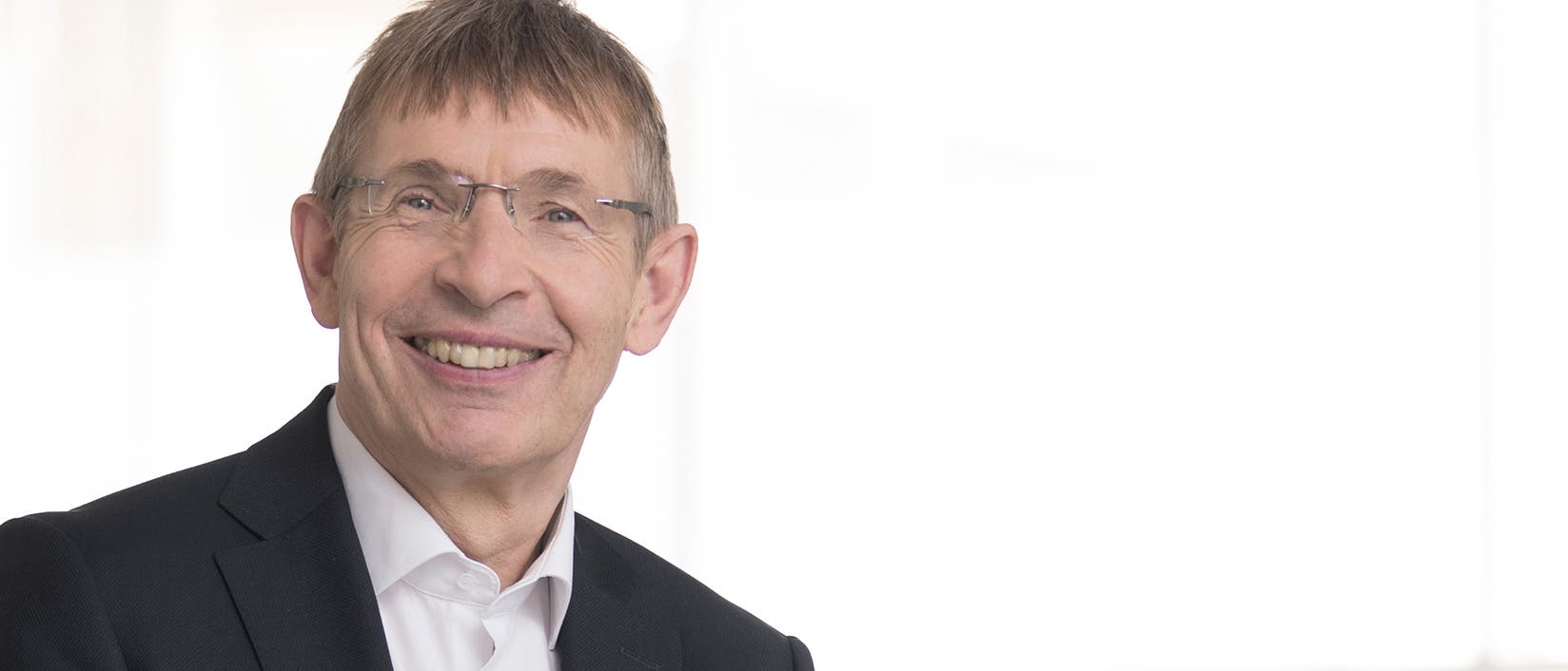 Klaus Cichutek ist Präsident des Paul-Ehrlich-Instituts und außerplanmäßiger Professor für Biochemie an der Johann Wolfgang Goethe-Universität in Frankfurt am Main. Er forscht über biomedizinische Arzneimittel, Gentherapie und Retrovirologie mit dem Schwerpunkt der HIV/SIV-­Immunpathogenese und Aids.