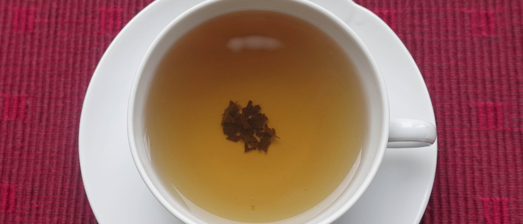 Rotierende Blätter sammeln sich in der Mitte, wenn der Tee zur Ruhe kommt.