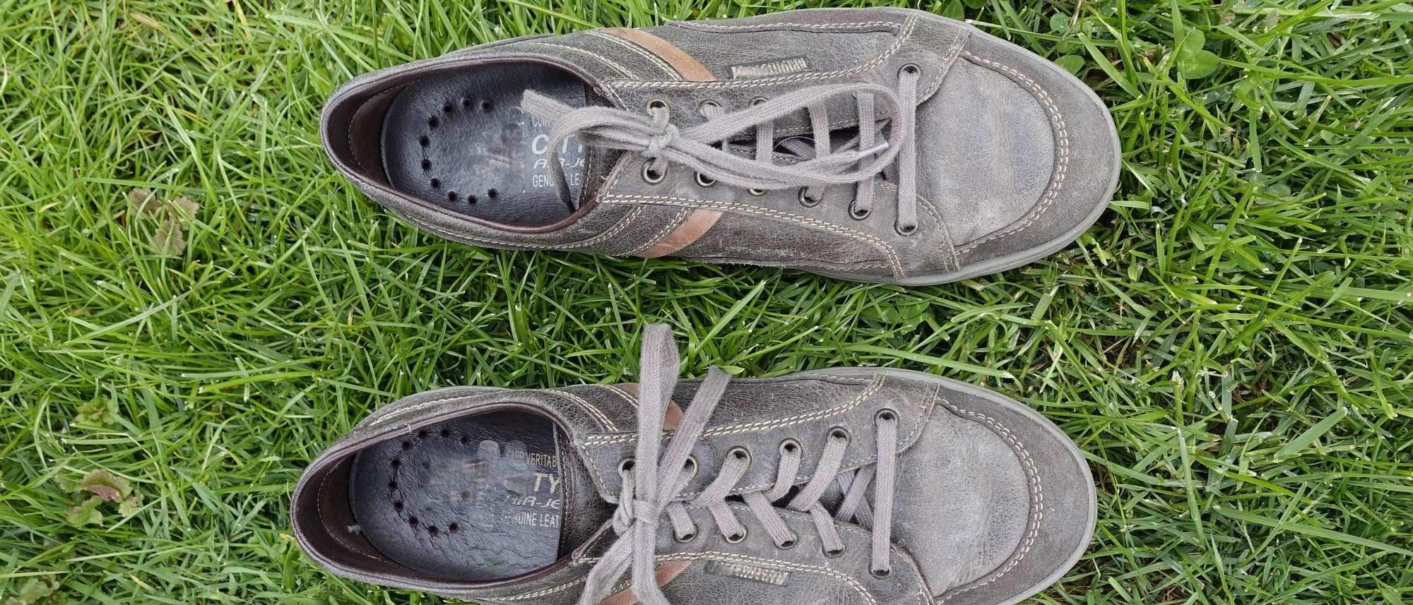 Am Schuh unterscheiden sich Kreuzknoten und Altweiberknoten sichtbar dadurch, dass die Schleife bei ersterem quer, bei letzterem längs zum Schuh orientiert ist.