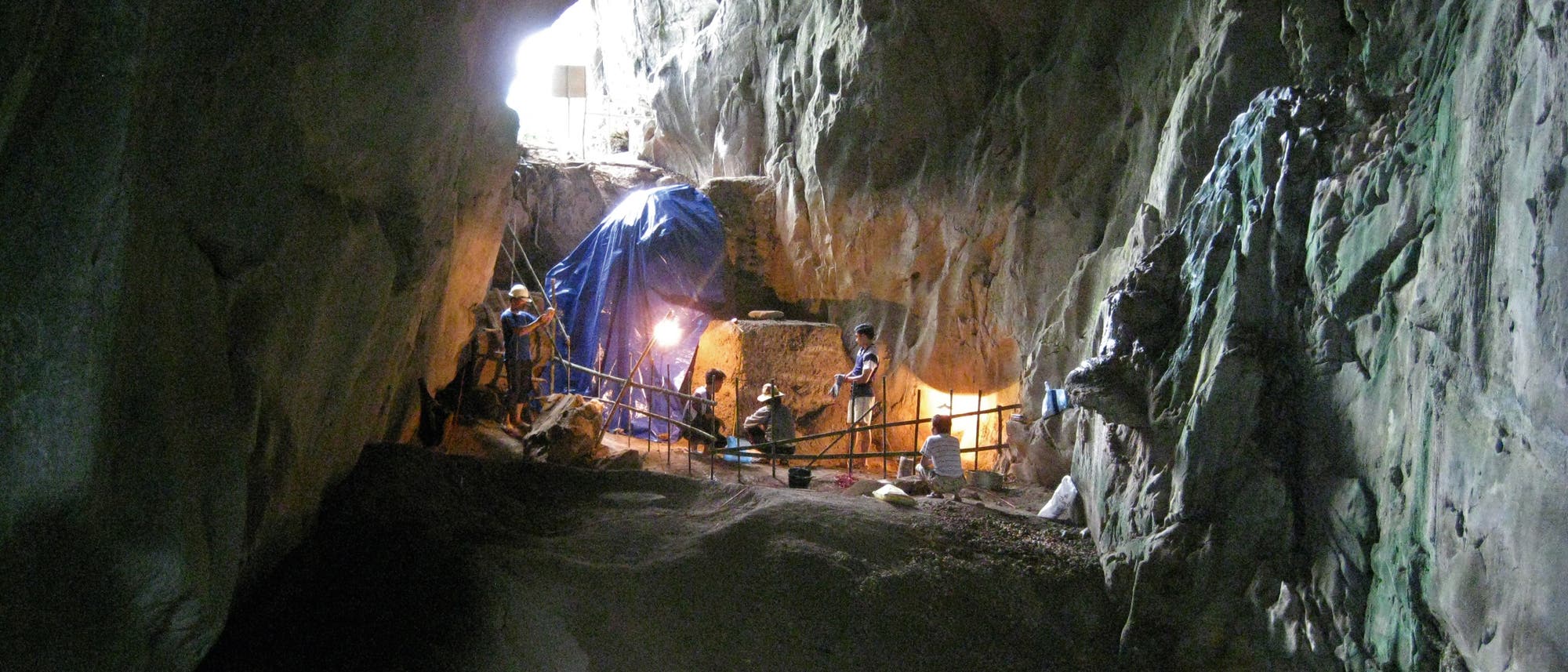 Das Foto von 2008 zeigt Ausgrabungen in der Con-Moong-Höhle. In den mehr als acht Meter mächtigen Kulturschichten fand man Steinwerkzeuge des Sonvian, Hoabinhian und Bacsonian sowie drei Bestattungen.