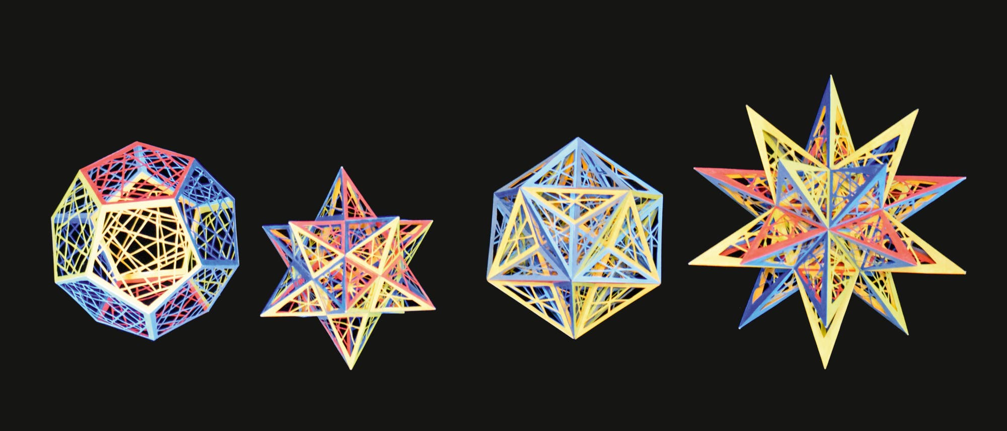 Erweitert man durch Verlängerung der Kanten die fünfeckigen Flächen des Dodekaeders (a) zu Fünfsternen (Pentagrammen), so entsteht das kleine Stern-dodekaeder (b). Das große Dodekaeder (c) ist wie das gewöhnliche Dodekaeder aus zwölf Fünfecken zusammengesetzt, die sich jedoch gegenseitig durchdringen. Das große Sterndodekaeder ("Ikosaederstern", d) besteht aus zwölf Pentagrammen, die sich jeweils zu dritt in einer Ecke treffen.