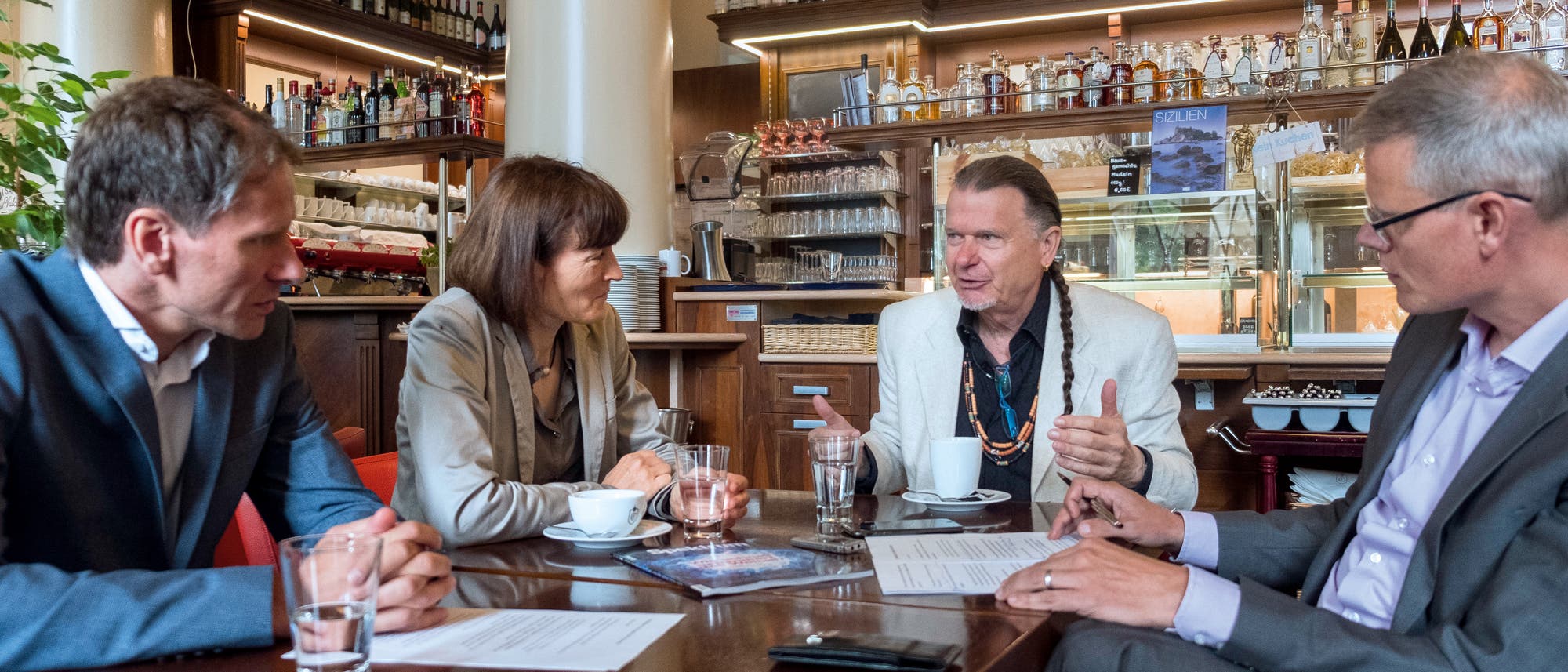 Die Spektrum-Redakteure Frank Schubert (ganz links) und Carsten Könneker (ganz rechts) im Gespräch mit Barbara Drossel und Volker Sommer.