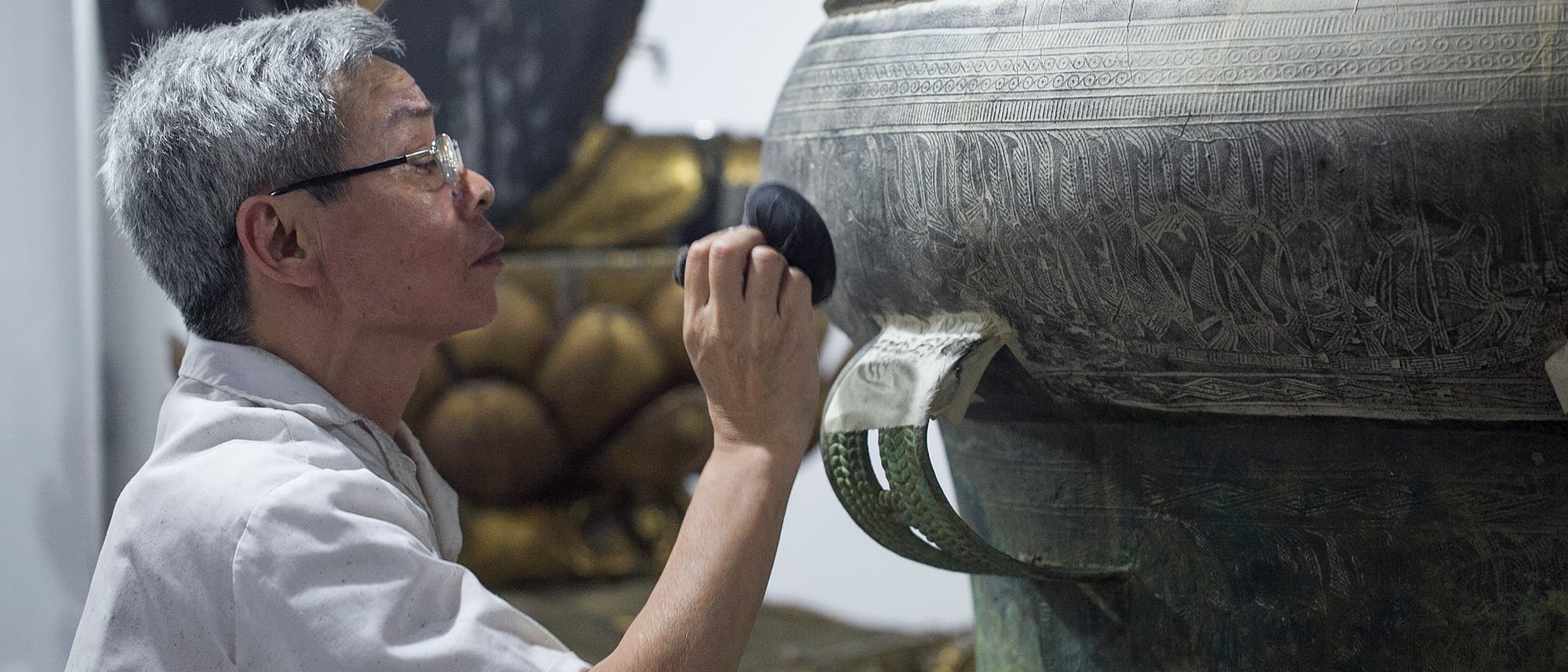 Eine Abreibung der Trommel mit chinesischer Tinte auf Rindenpapier des Do-Baums macht feine Verzierungen sichtbar. Die Sao-Vang-Trommel aus dem Nationalmuseum für die Geschichte Vietnams in Hanoi ist die größte bekannte Bronzetrommel in Südostasien.