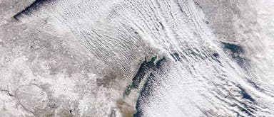 Wolkenbänder über zwei großen Seen, Satellitenbild