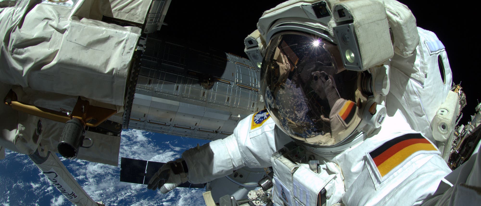 Alexander Gerst macht ein Selfie beim Außeneinsatz auf der ISS