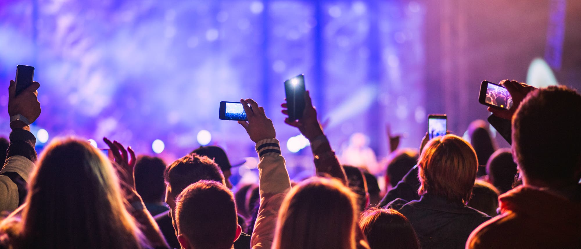 Nervtötend - wenn bei einem Konzert Zuschauer den Auftritt mit ihrem eigenen Handy mitfilmen wollen