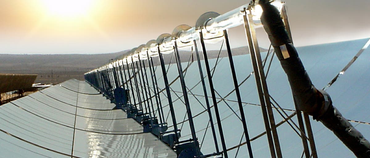 Parabolrinnenkraftwerk bei Sonnenuntergang