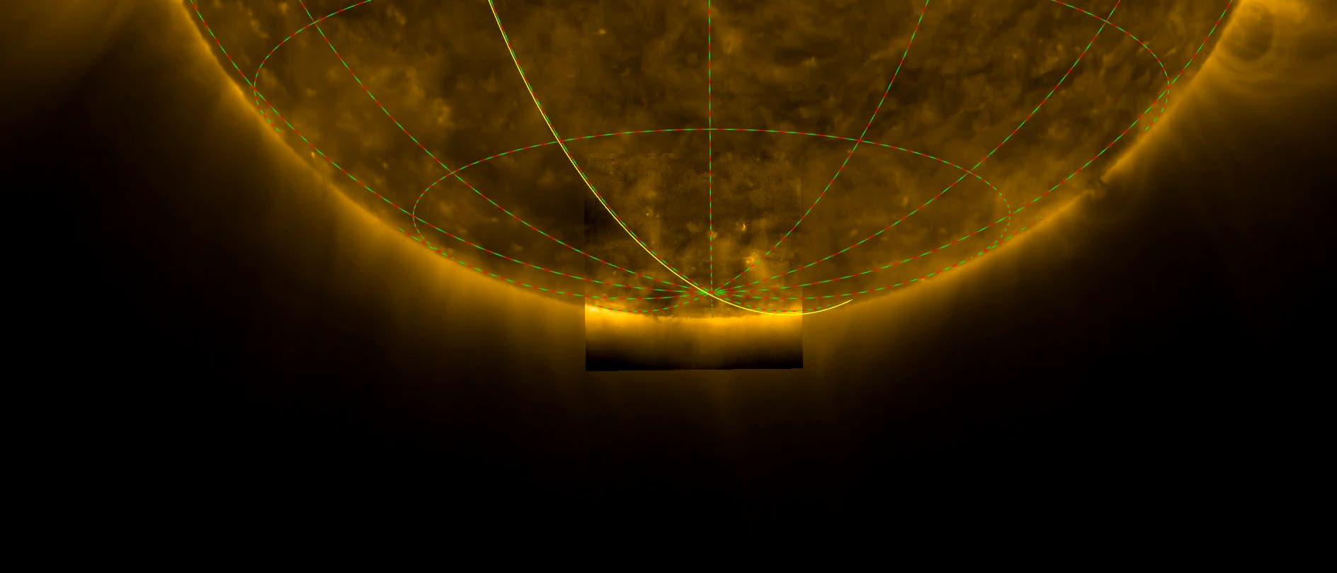 Eine Nahaufnahme der Sonne mit einem Teil ihrer Oberfläche, die in einem goldenen Licht leuchtet. Über der Sonnenoberfläche sind grüne und rote Linien zu sehen, die möglicherweise zur Markierung von Koordinaten oder zur Analyse verwendet werden. Ein kleiner rechteckiger Bereich in der Mitte zeigt eine vergrößerte Ansicht eines bestimmten Abschnitts der Sonnenoberfläche. Der Hintergrund ist dunkel, was den Kontrast zur leuchtenden Sonne verstärkt.
