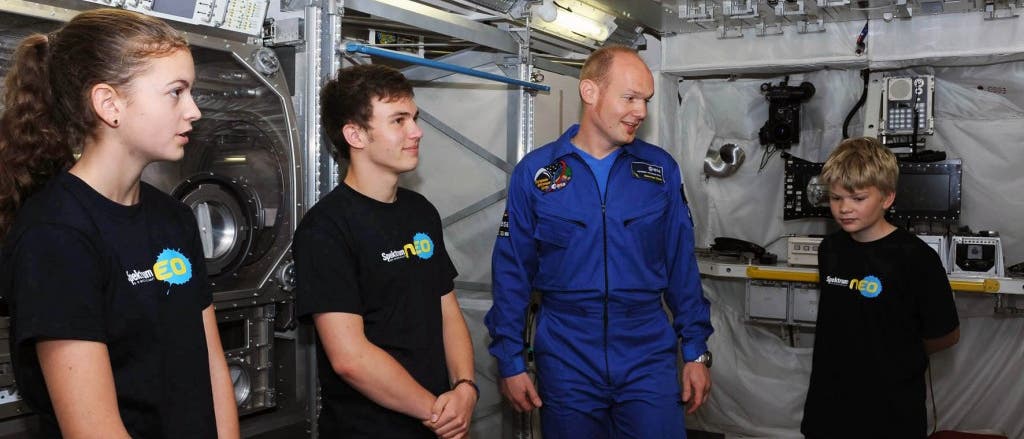 Die neo-Reporter Ferdinand (10), Louisa (12) und Lukas (15) befragen den deutschen Astronauten Alexander Gerst 