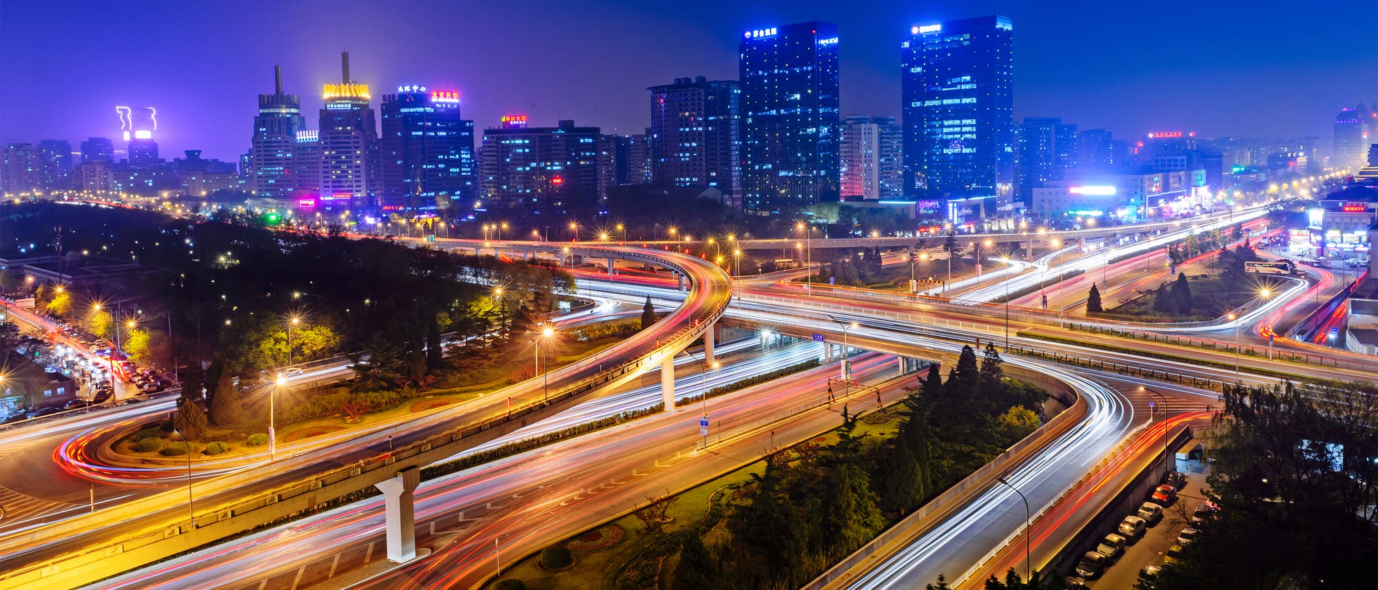 Stadtverkehr in Peking bei Nacht
