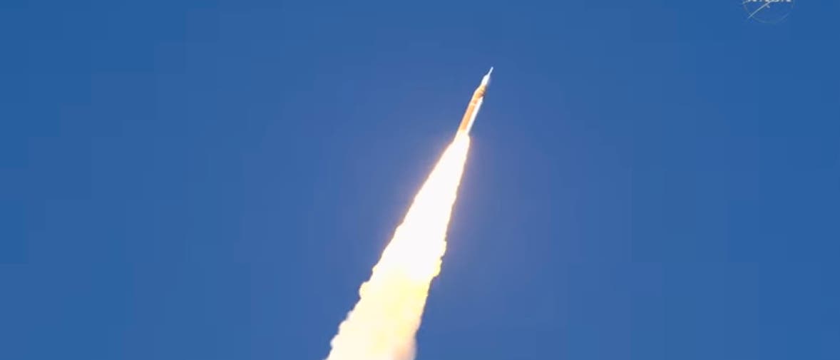 El cohete SLS se lanza hacia el cielo azul, dejando una llama brillante y una estela de humo. El cohete SLS se lanza hacia el cielo azul, dejando una llama brillante y una estela de humo.